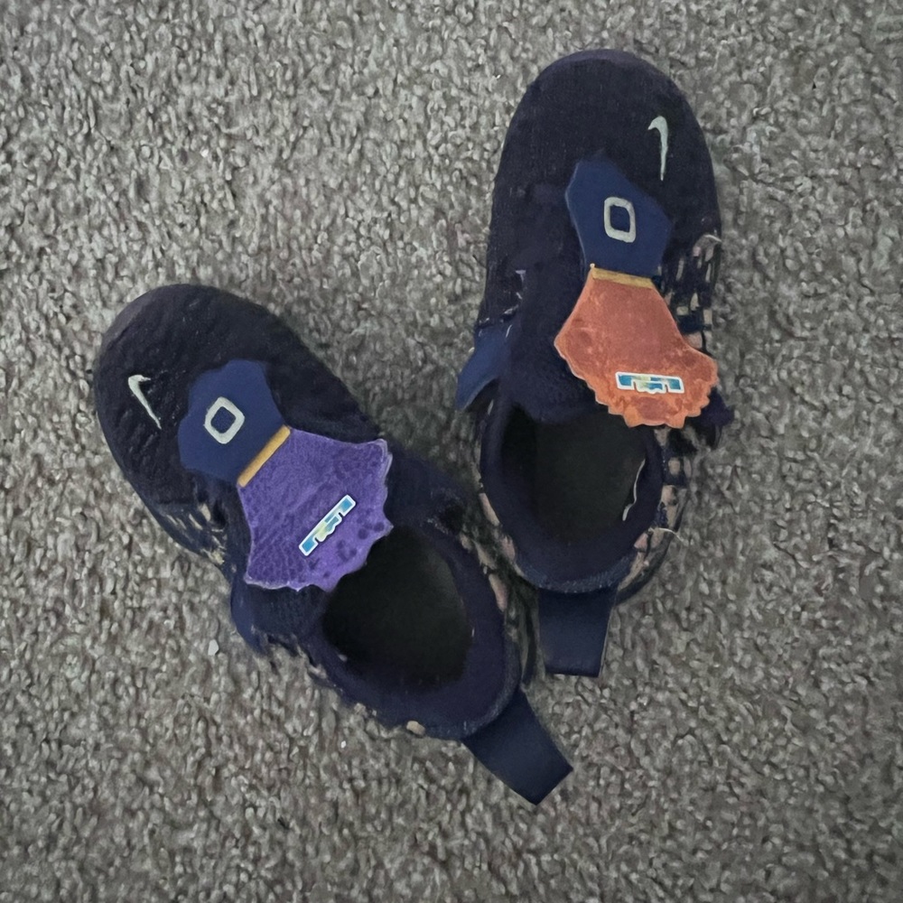 Nike Lebron toddler shoes - Picture 1 of 6